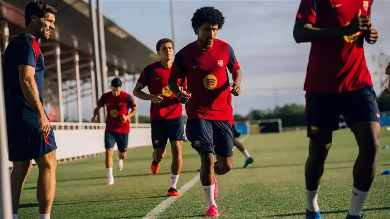بمشاركة حمزة عبد الكريم.. برشلونة يبدأ تدريباته في إنجلترا.. صور
