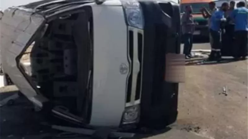 إصابة 11 عاملا أثر انقلاب ميكروباص أعلى الطريق الإقليمي بالشرقية