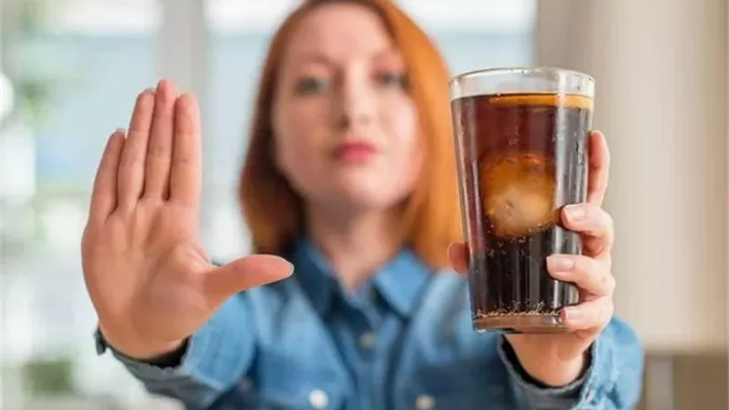 كيف تؤثر المشروبات الغازية على صحة النساء؟ .. أضرار وحلول للوقاية