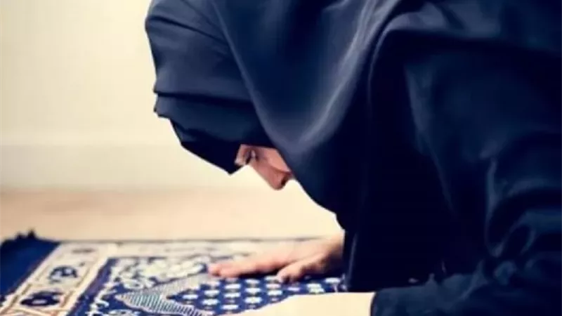 أمانة الفتوى تشرح هيئة الجلوس والسجود للمرأة في الصلاة