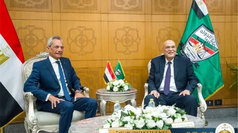 وزير شؤون المجالس النيابية يهنئ رئيس هيئة قضايا الدولة بمنصبه