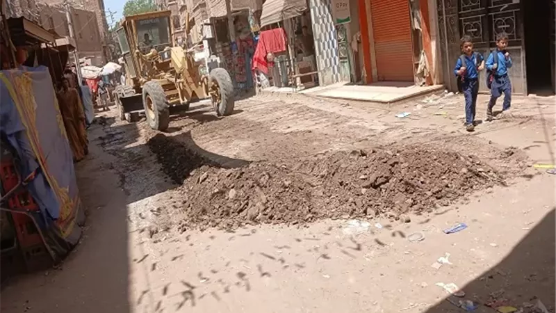 محافظ أسيوط: تمهيد وتسوية شوارع قرية الحواتكة بمنفلوط