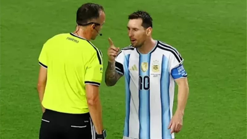 حكم مباراة الأرجنتين وسويسرا يكشف تفاصيل جداله مع ميسي