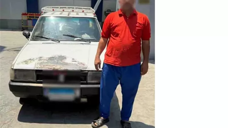 ضبط سائق سمح بركوب أشخاص أعلى سيارته أثناء السير بالقاهرة