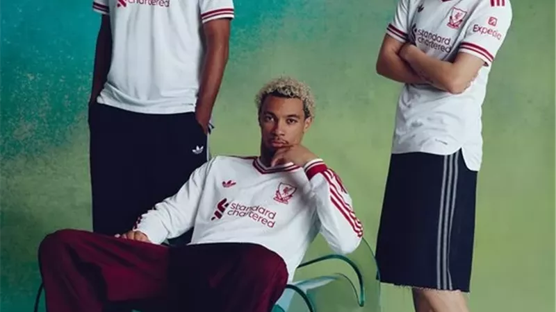 ليفربول يعلن قميصه الثاني للموسم الجديد