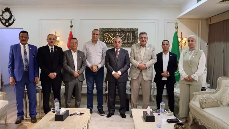 محافظ الإسماعيلية يستعرض مشكلات المواطنين مع النواب