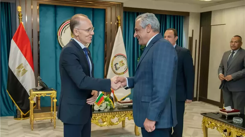 وزير الدولة للإنتاج الحربي يبحث تعزيز التعاون مع سفير بلغاريا