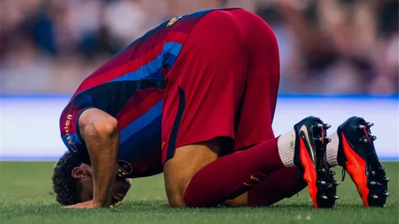 حساب برشلونة يحتفى بحمزة عبد الكريم بعد تألقه أمام برمنجهام سيتي