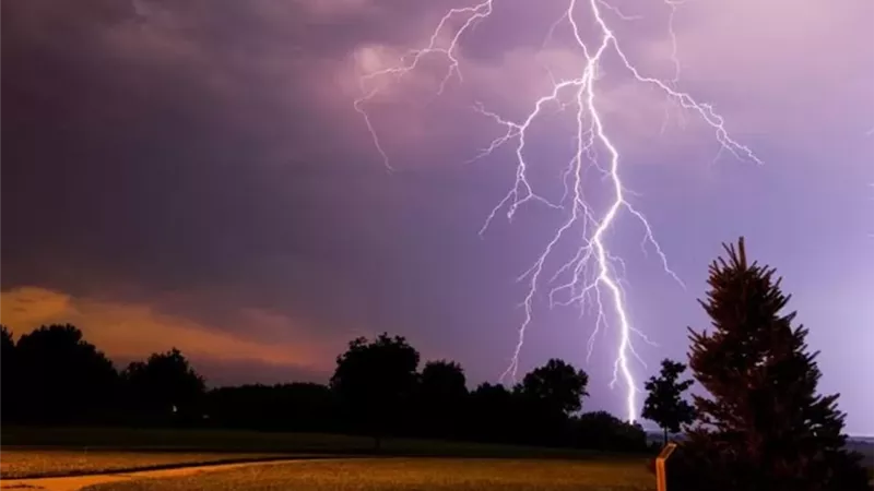 صاعقة برق تودي بحياة أسرة من 6 أفراد في أوغندا