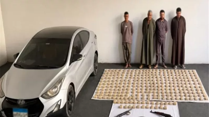 ضبط 4 عناصر جنائية وبحوزتهم مخدرات بـ 16 مليون جنيه وتماثيل أثرية