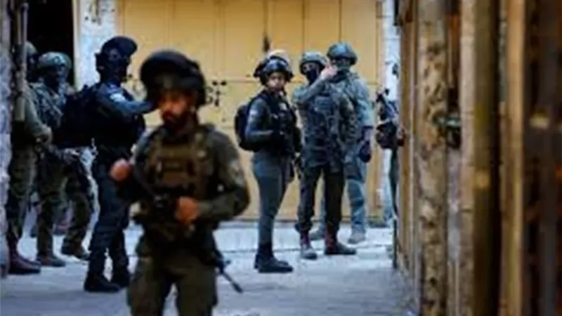 اعتقال 11 عاملًا وإصابة 3 شبان في الضفة الغربية