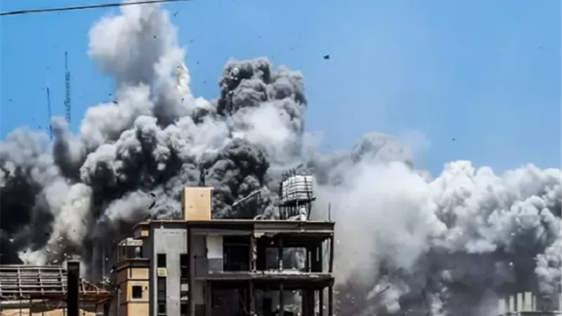 شهيدان ومصابون جراء قصف إسرائيلي استهدف شقة سكنية غرب مدينة غزة