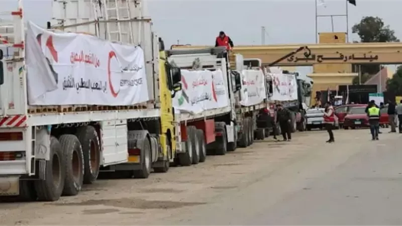 استئناف إدخال شاحنات المساعدات ضمن قافلة «زاد العزة» إلى قطاع غزة