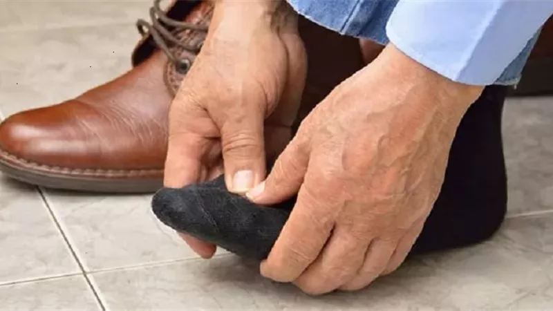الحذاء غير المناسب قد يسبب تشوهات وآلامًا مزمنة.. طبيبة تحذر