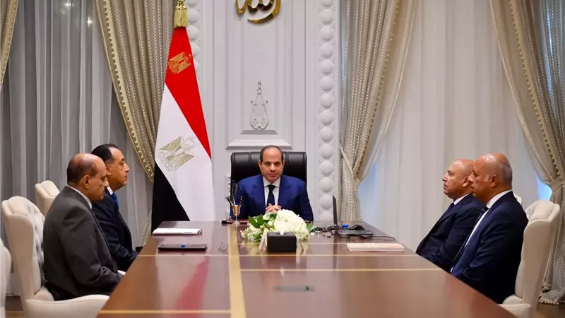الرئيس السيسي يوجه بأهمية سرعة الانتهاء من مشروعات النقل الجماعي الأخضر المستدام