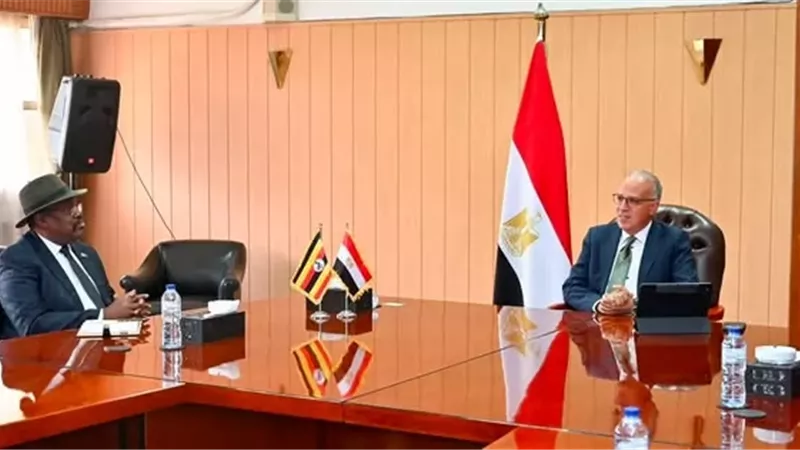 وزير الري يبحث مع وفد أوغندي تعزيز التعاون لمكافحة الحشائش المائي