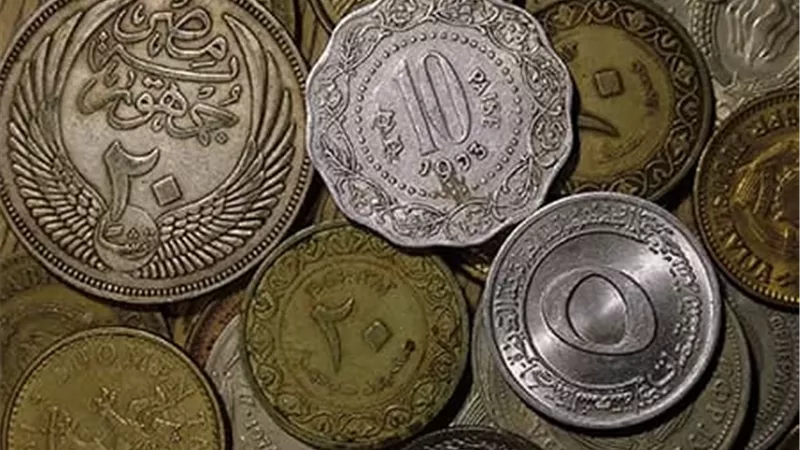 هل تجب الزكاة على العملات القديمة؟