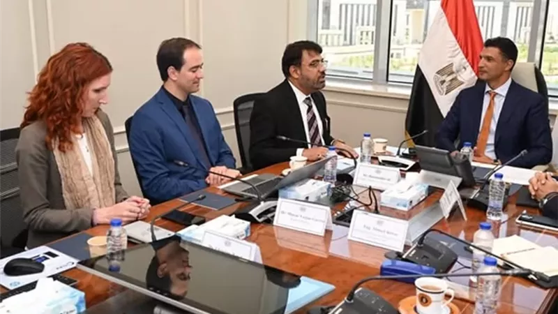 وزير الصناعة يبحث إقامة مصنع للحراريات في مصر
