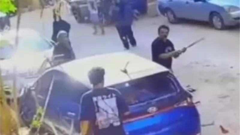 4 يحطمون سيارة ملاكي انتقاما من مالكها بحدائق الأهرام