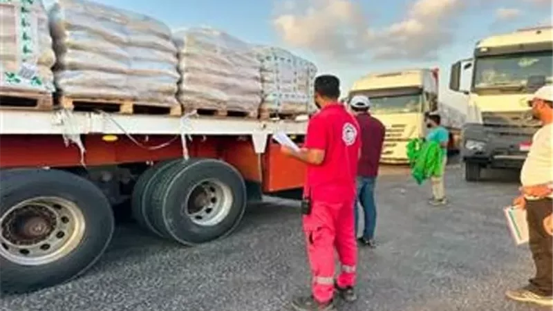 الهلال الأحمر يمد غزة بالمساعدات الإنسانية عبر قافلة «زاد العزة» الـ 249