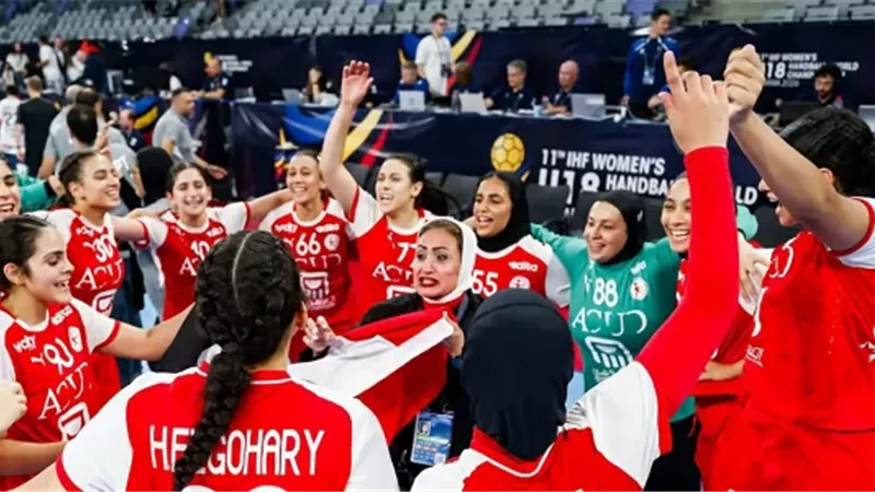 وزير الرياضة يهنئ ناشئات اليد بالتأهل إلى ربع نهائي بطولة العالم