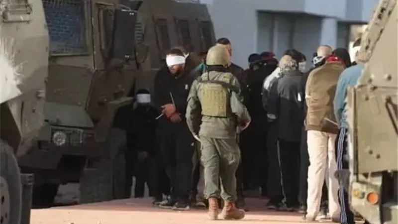 قوات الاحتلال تعتقل عددا من الفلسطينيين خلال عملية عسكرية شمال القدس
