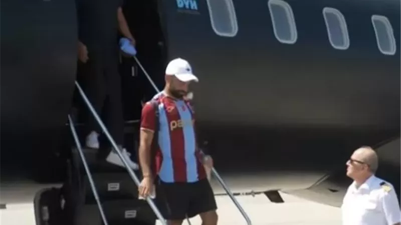 لحظة وصول محمد صلاح إلى تركيا للتوقيع لـ طرابزون سبور.. صور