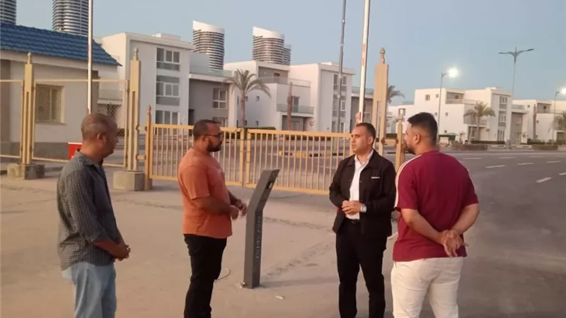 خلف الله يتفقد تنفيذ البوابات الإلكترونية بكمبوند 