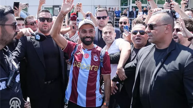 محمد صلاح رابع مصري يرتدي قميص طرابزون سبور
