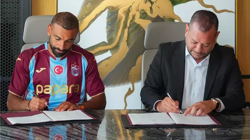 محمد صلاح يوقع عقد انضمامه الى طرابزون لمدة عامين.. صور
