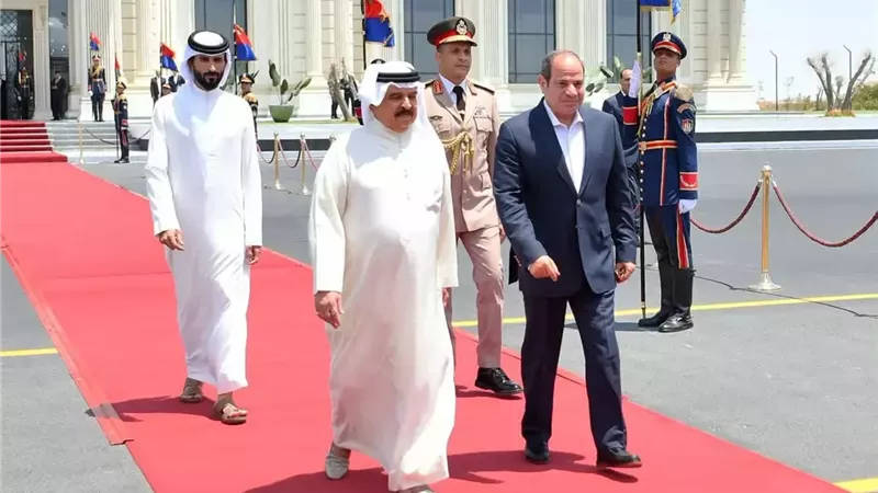الرئيس السيسى يودّع ملك البحرين بمطار العلمين فى ختام زيارته لمصر