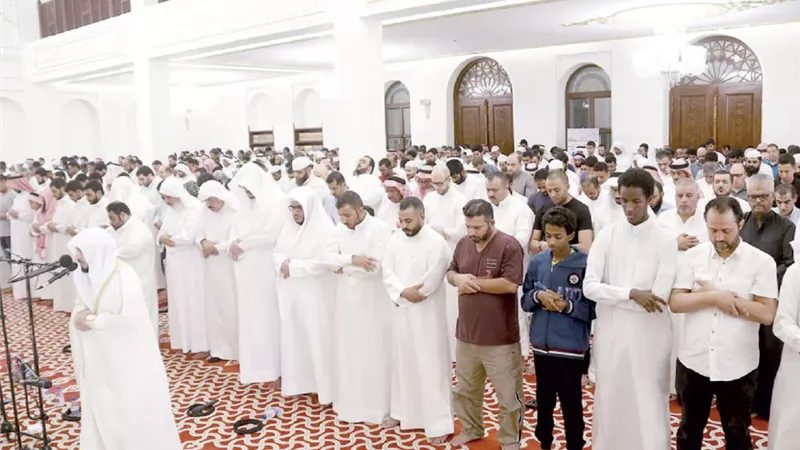 أمانة الفتوى تبين حكم الفتح على الإمام في الصلاة