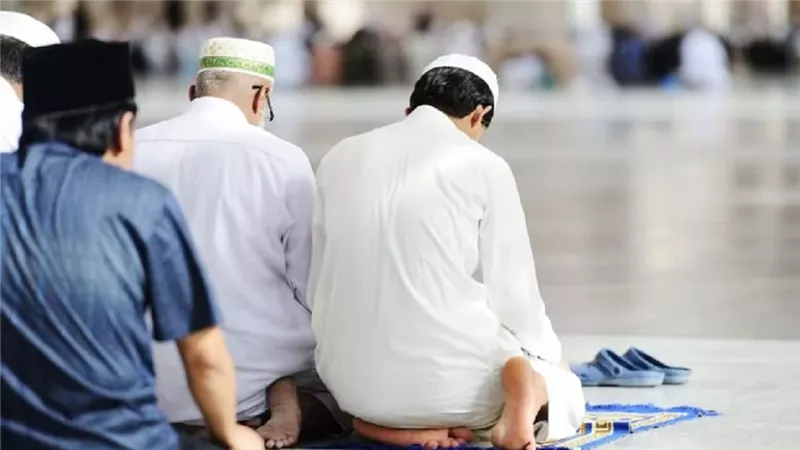بيان الأفضلية في تأخير صلاة العشاء في جماعة أو تأديتها بالمسجد