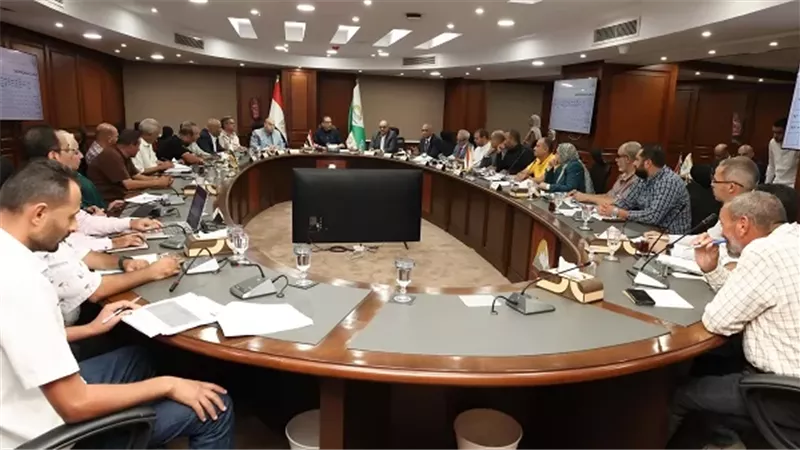 محافظ الجيزة يبحث مع مراكز العياط والواحات مستجدات ملف تقنين أراض