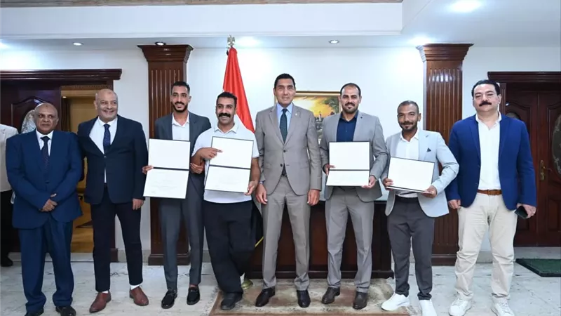 وزير الشباب يُكرّم فريق المنقذين والعاملين بحمام السباحة الأولمبي بمركز التنمية الشبابية والرياضية بالجزيرة «1»
