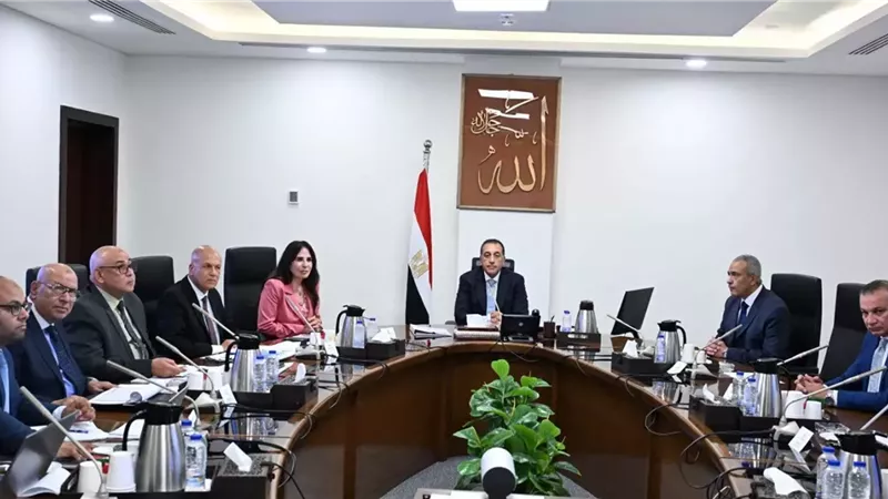 رئيس الوزراء يتابع الموقف التنفيذي لمشروعات مياه الشرب والصرف الصحي