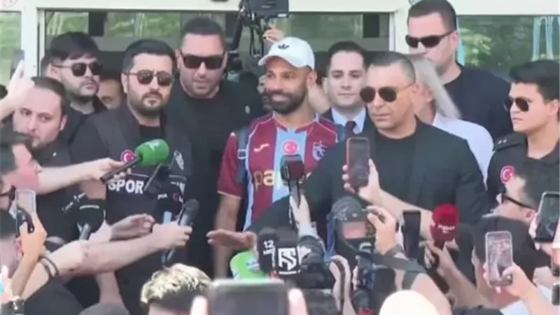 استقبال أسطوري للنجم المصري محمد صلاح فور وصوله إلى تركيا