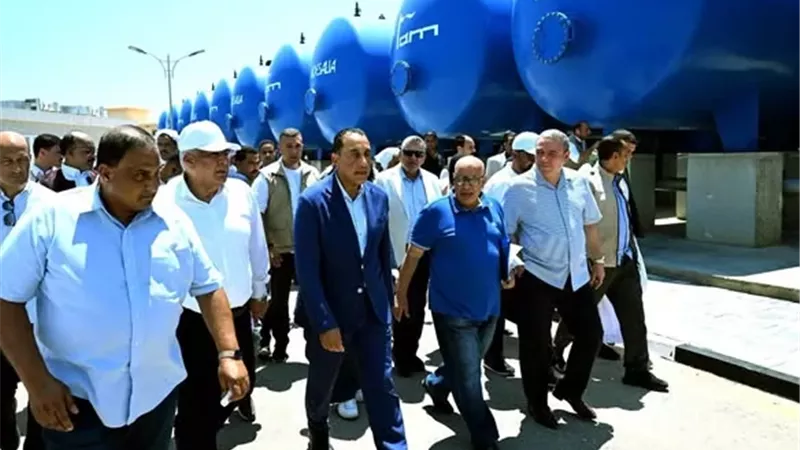 رئيس الوزراء يتفقد مجمع محطات تحلية مياه البحر بالرميلة بطاقة 125 ألف متر مكعب يوميًا