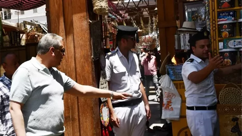 حملة مكبرة لرفع الإشغالات بالسوق السياحى فى أسوان