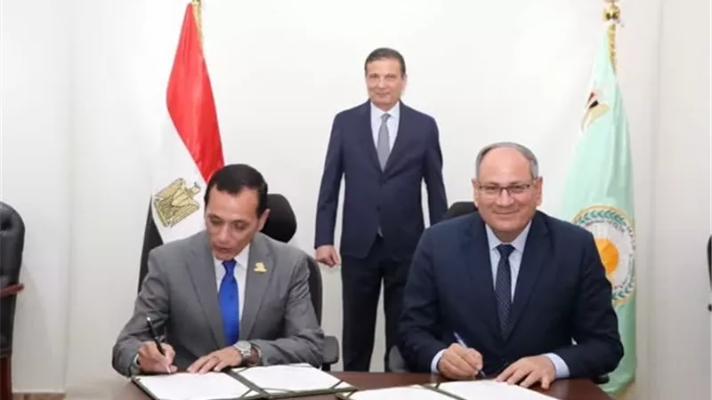 وزير الزراعة يشهد اتفاقًا للتوسع في إنتاج هجن الطماطم بمنطقة المغ