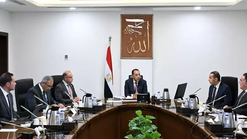 رئيس الوزراء يستعرض مقترحات تطوير أداء البورصة المصرية