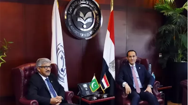 وزير الاستثمار وسفير باكستان يبحث سبل تعزيز الاستثمار الاقتصادي