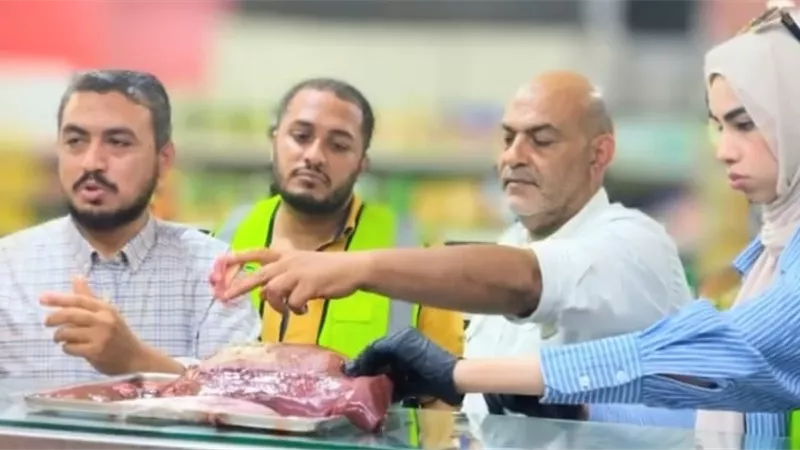 ضبط 200 كيلو لحوم ودواجن فاسدة داخل هايبر ببنها.. وإحالتها للنياب