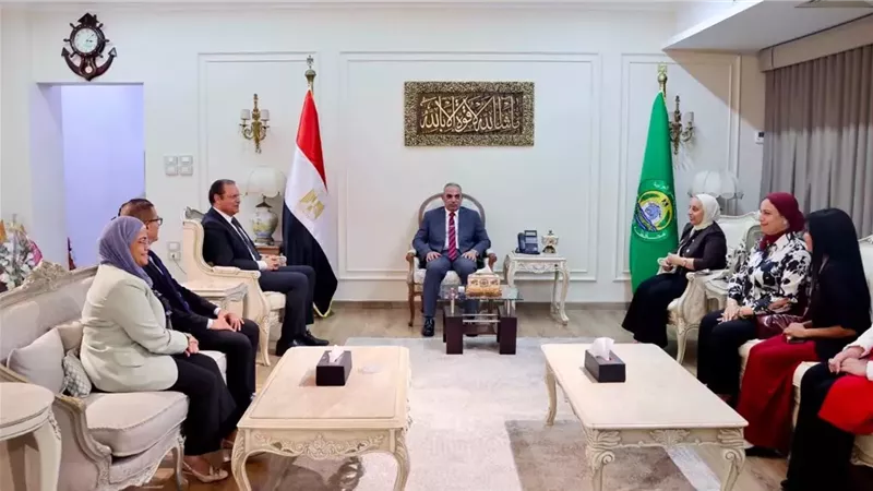 محافظ الإسماعيلية ورئيس هيئة الرقابة الصحية يبحثان سبل التعاون