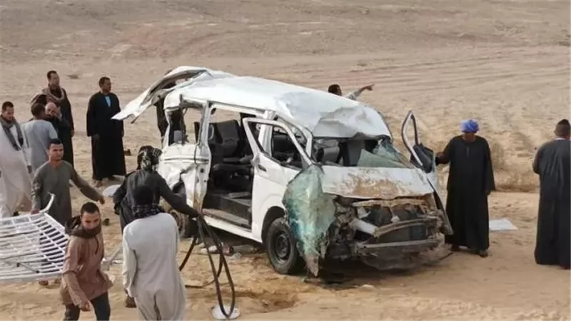مصرع 4 سيدات وإصابة 15 آخرين فى إنقلاب ميكروباص على صحراوى المنيا