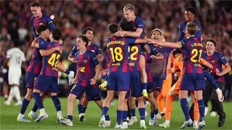 برشلونة يعلن إصابة نجم الفريق بالرباط الصليبي