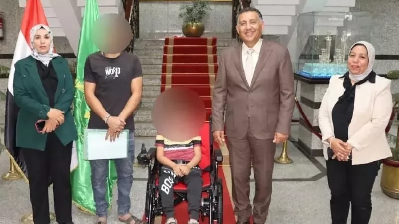 لفتة إنسانية من محافظ القليوبية.. الاستجابة لمعاناة طفل مصاب بضمور العضلات وتوفير كرسي كهربائي