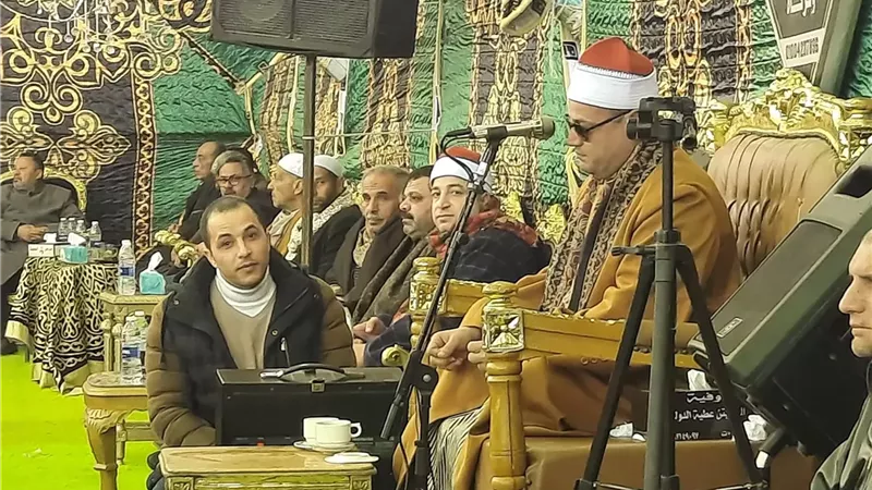 حكم قراءة القرآن في العزاء وأخذ الأجرة على ذلك