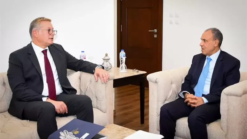 وزير الخارجية يؤكد أهمية تعزيز التعاون مع الشركاء بمجال الطاقة