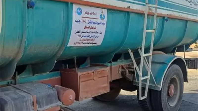 بتوجيهات محافظ البحر الأحمر.. ملصقات بأسعار المياه على سيارات النقل